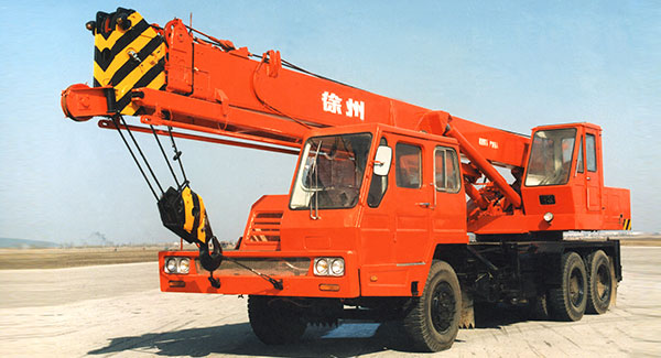 1976年, AG8旗舰厅成功研发出中国第一台QY16吨全液压汽车起重机