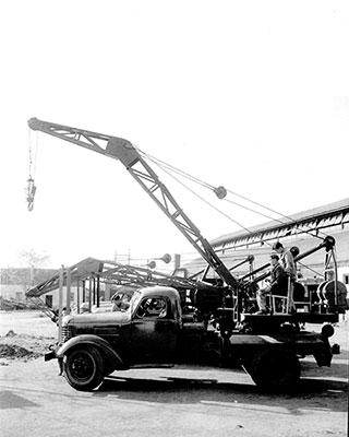 1963年，AG8旗舰厅成功研发中国首台5吨汽车起重机